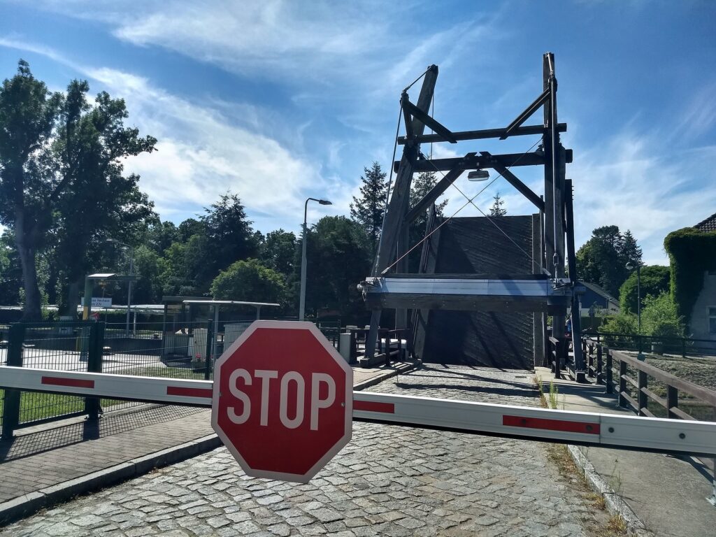 Zwangspause an einer Zugbrücke