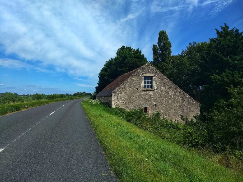 Auf einer kleinen Landstraße an der Loire