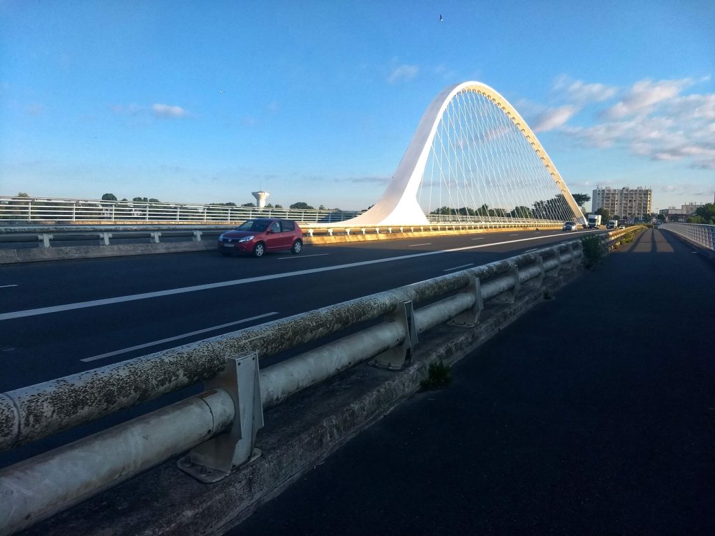 Brücke üb er die Loire bei Orleans