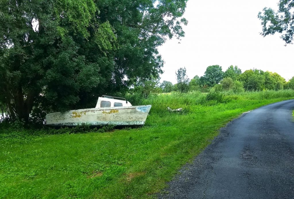 Ein Boot auf dem Trockenen