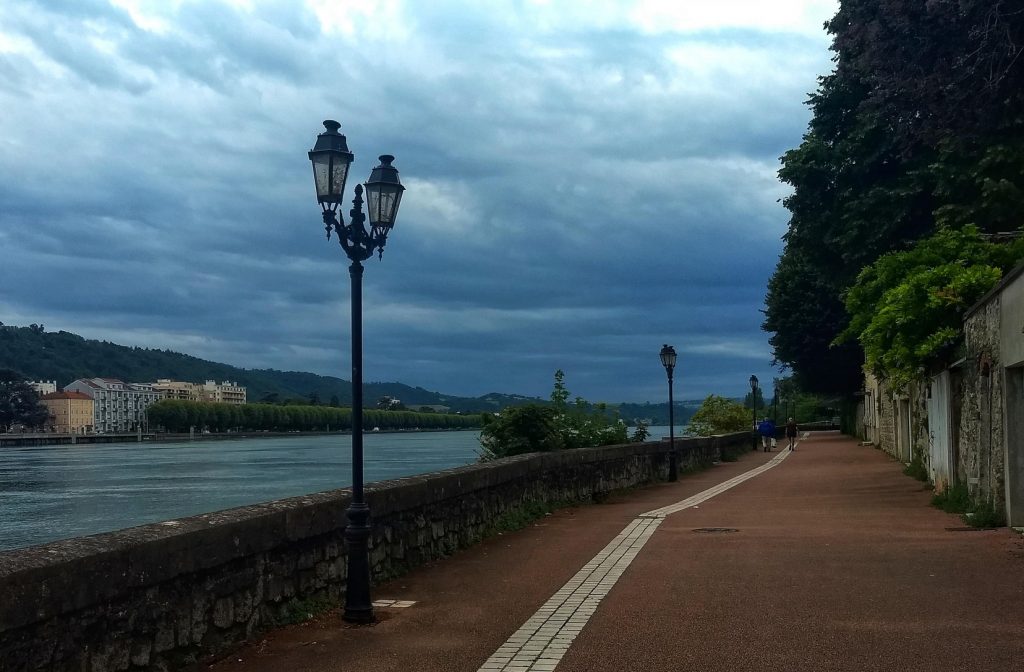 Regenwolken am Ufer der Rhone