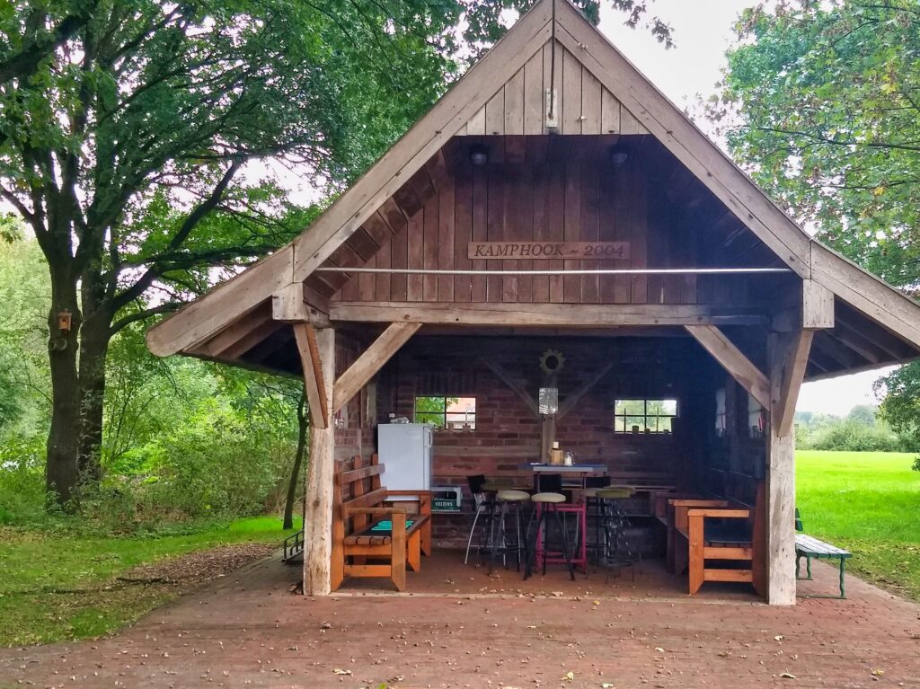 Shelter mit Kühlschrank