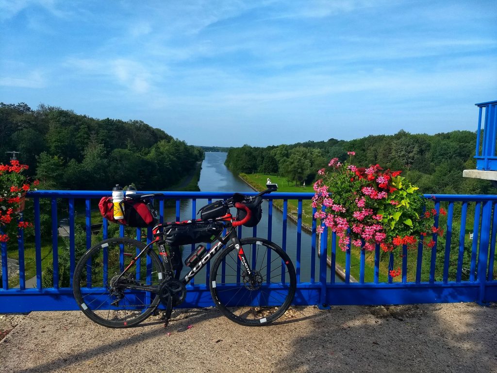 Erstaunlich hohe Schleuse am Marne-Rhein-Kanal