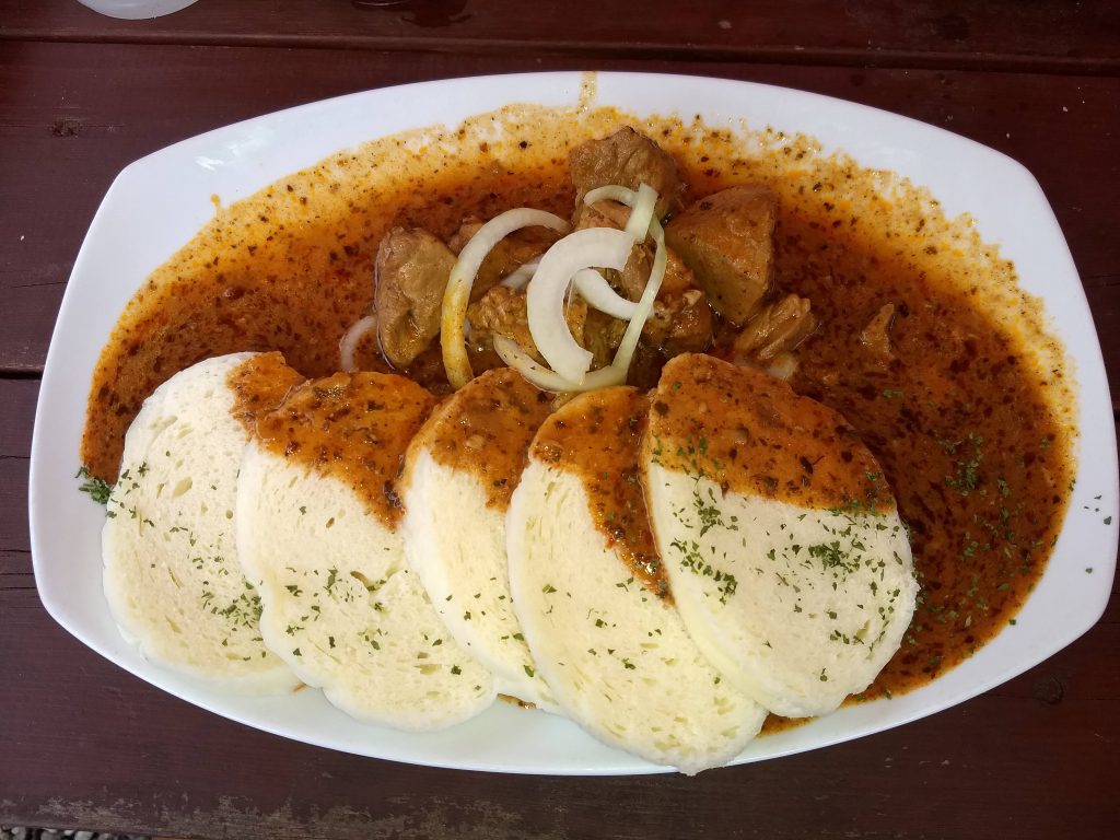 Knödel mit Gulasch